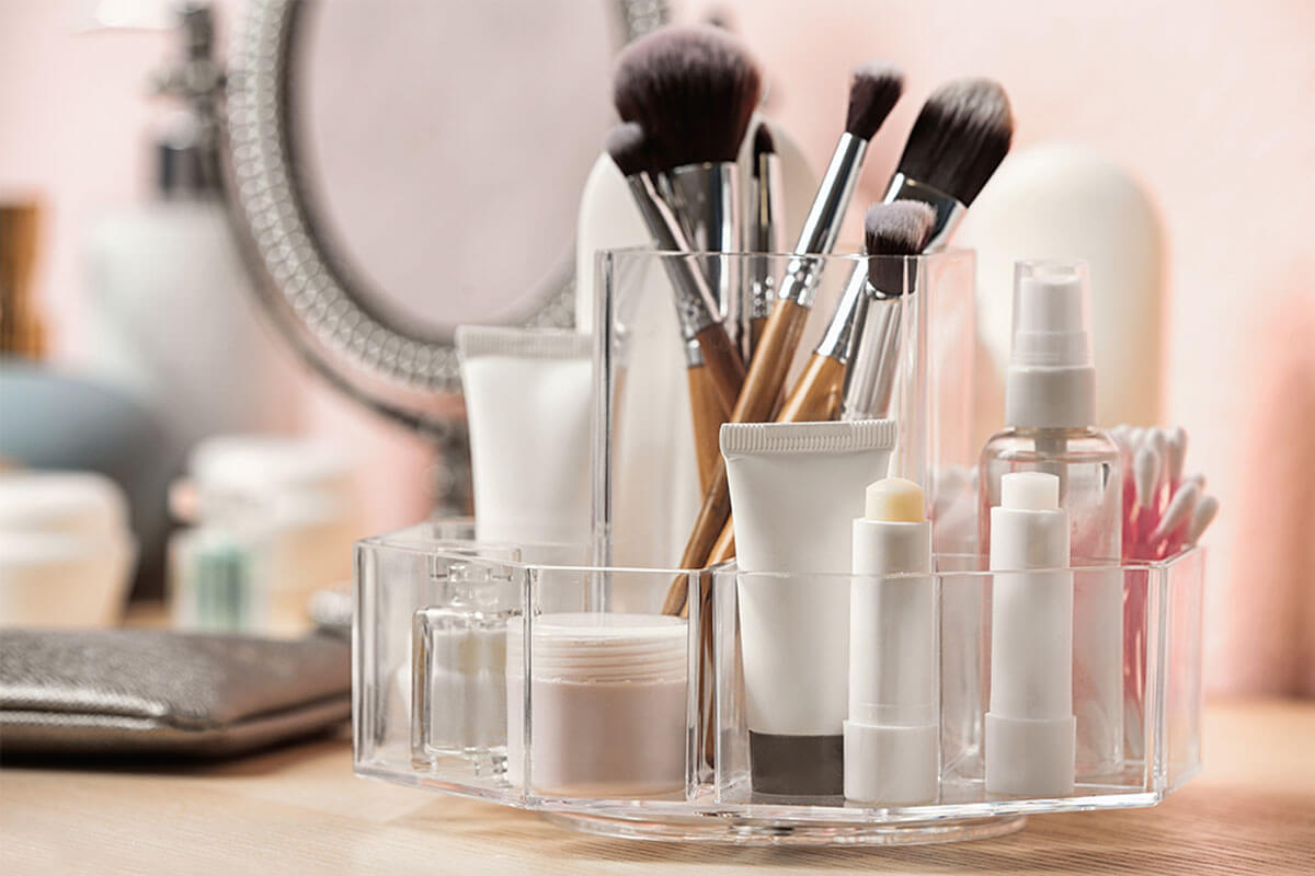 Usa organizadores acrílicos.