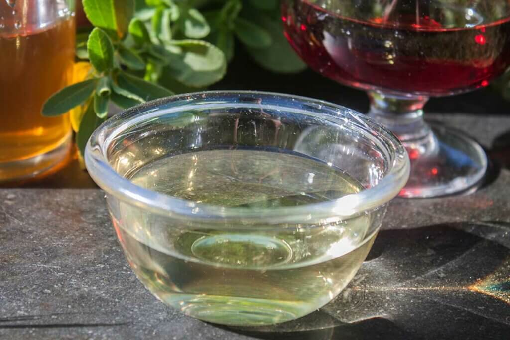 Use the white vinegar.