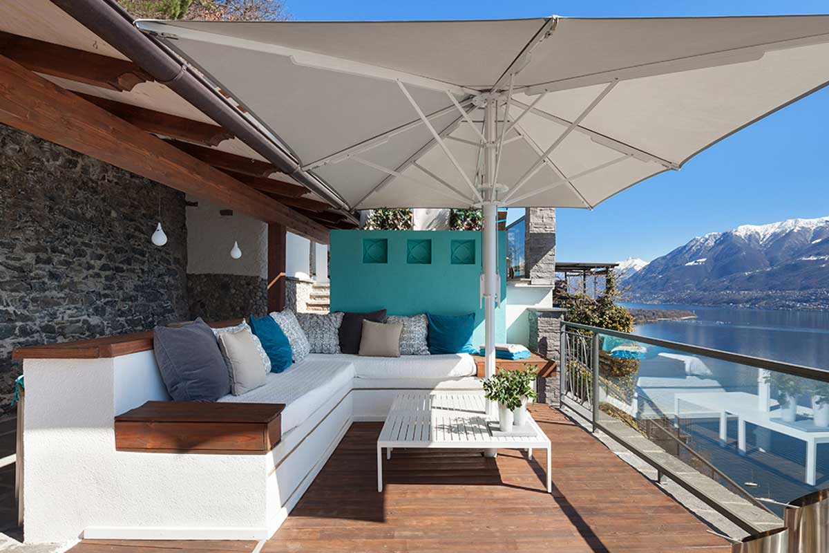 Leaving no shade is one of the mistakes you should avoid when decorating your terrace.