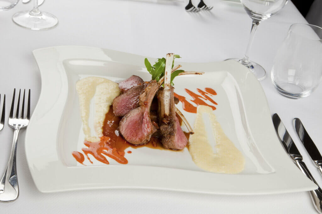 El plato llano se caracteriza por ser poco profundo