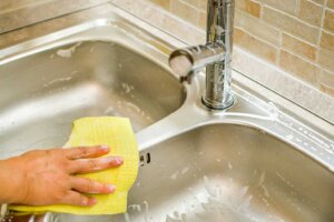 Consejos para limpiar el fregadero de la cocina