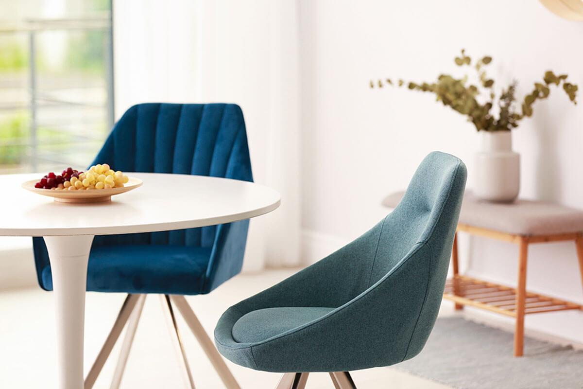 Round dining room tables: advantages and disadvantages