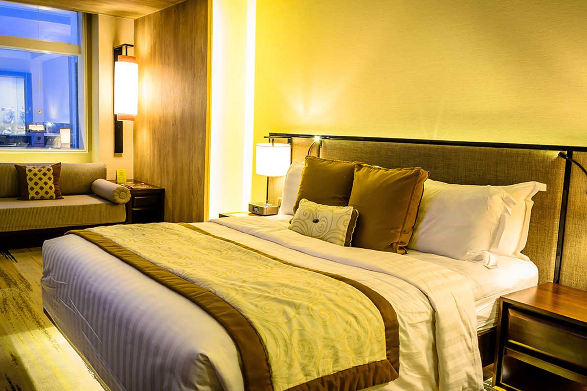 Pintar el dormitorio matrimonial con tonos verdes.