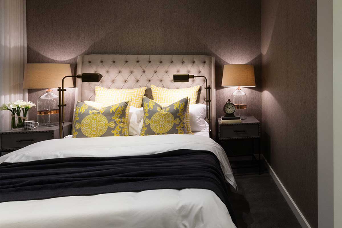 Colócalas en la mesa de noche.