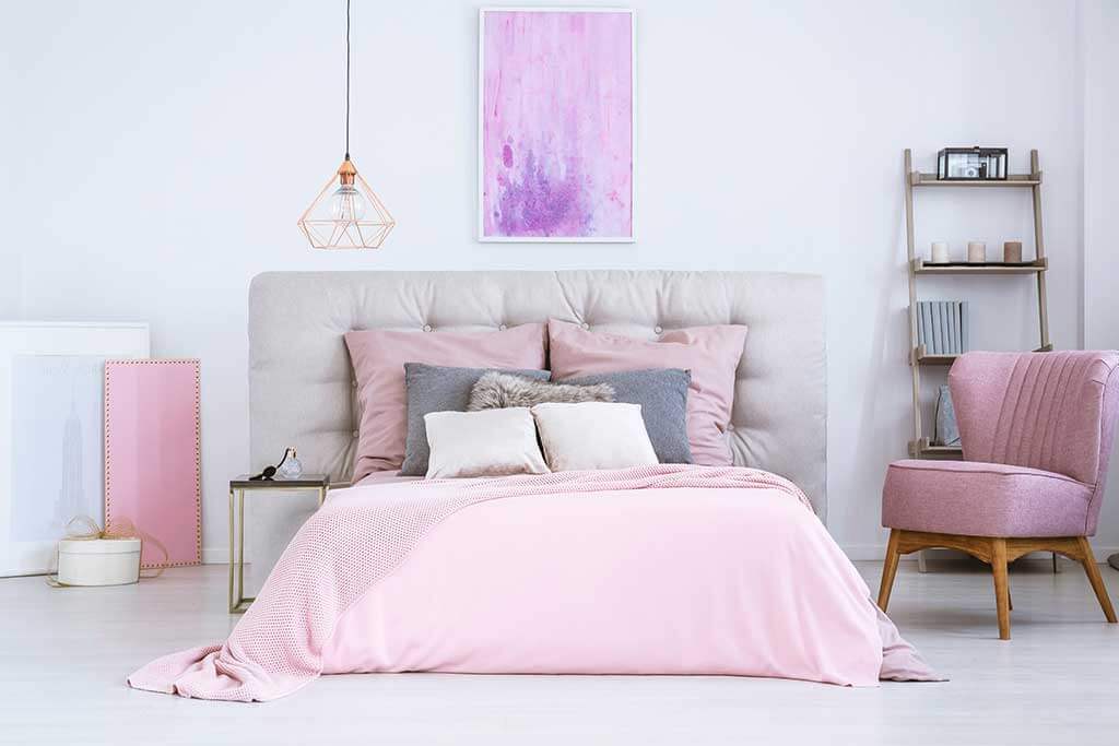¿Cómo pintar un dormitorio femenino?