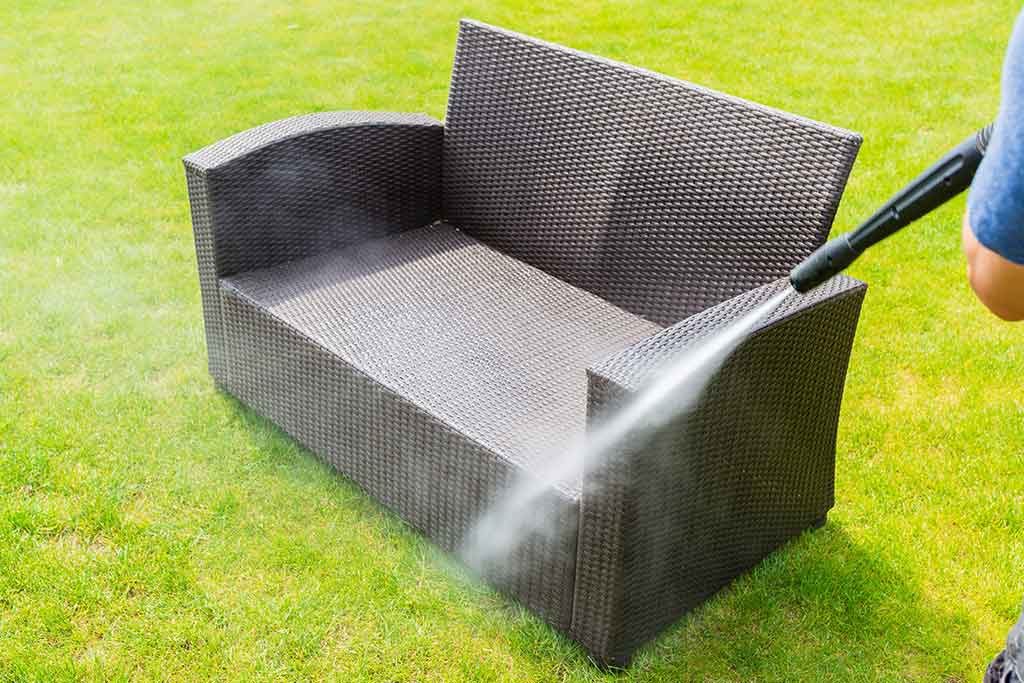 Aprende cómo limpiar tus muebles de jardín