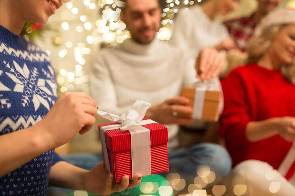 Ofrece regalos en la celebración de Navidad en casa.
