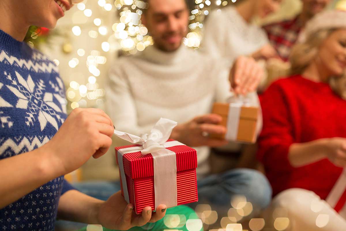 Ofrece regalos en la celebración de Navidad en casa.