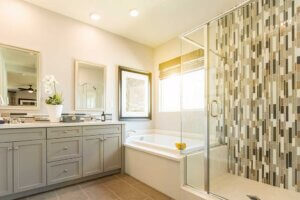 Ideas para crear una pared de contraste en el baño
