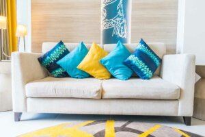 Decorar sofá con cojines: trucos infalibles