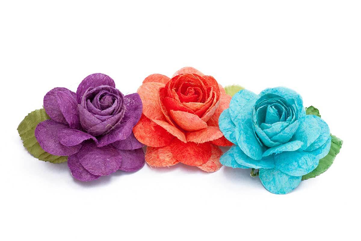 Roze bloemen met papier.