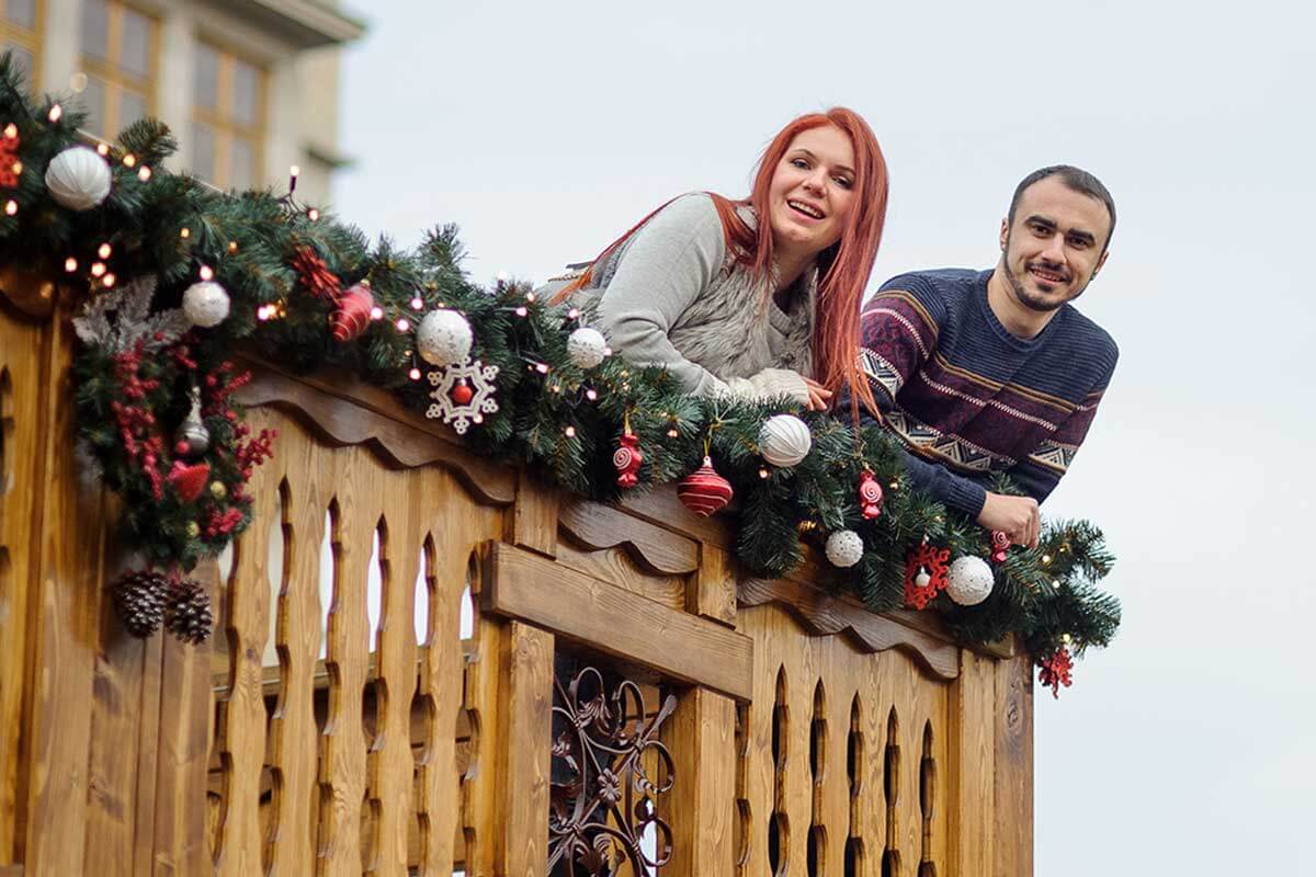Guirnaldas y bolas de Navidad.