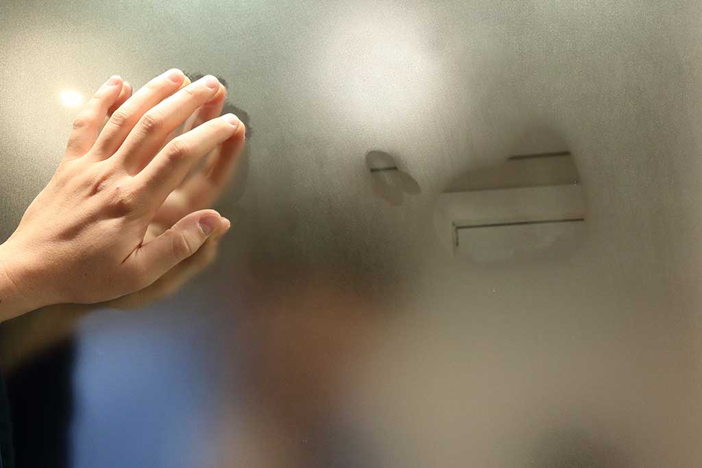 Descubre cómo evitar que los espejos del baño se empañen