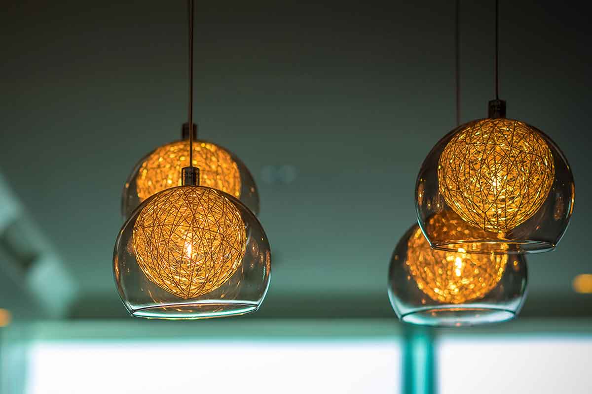 Lampade in filo di canapa fatte a mano.