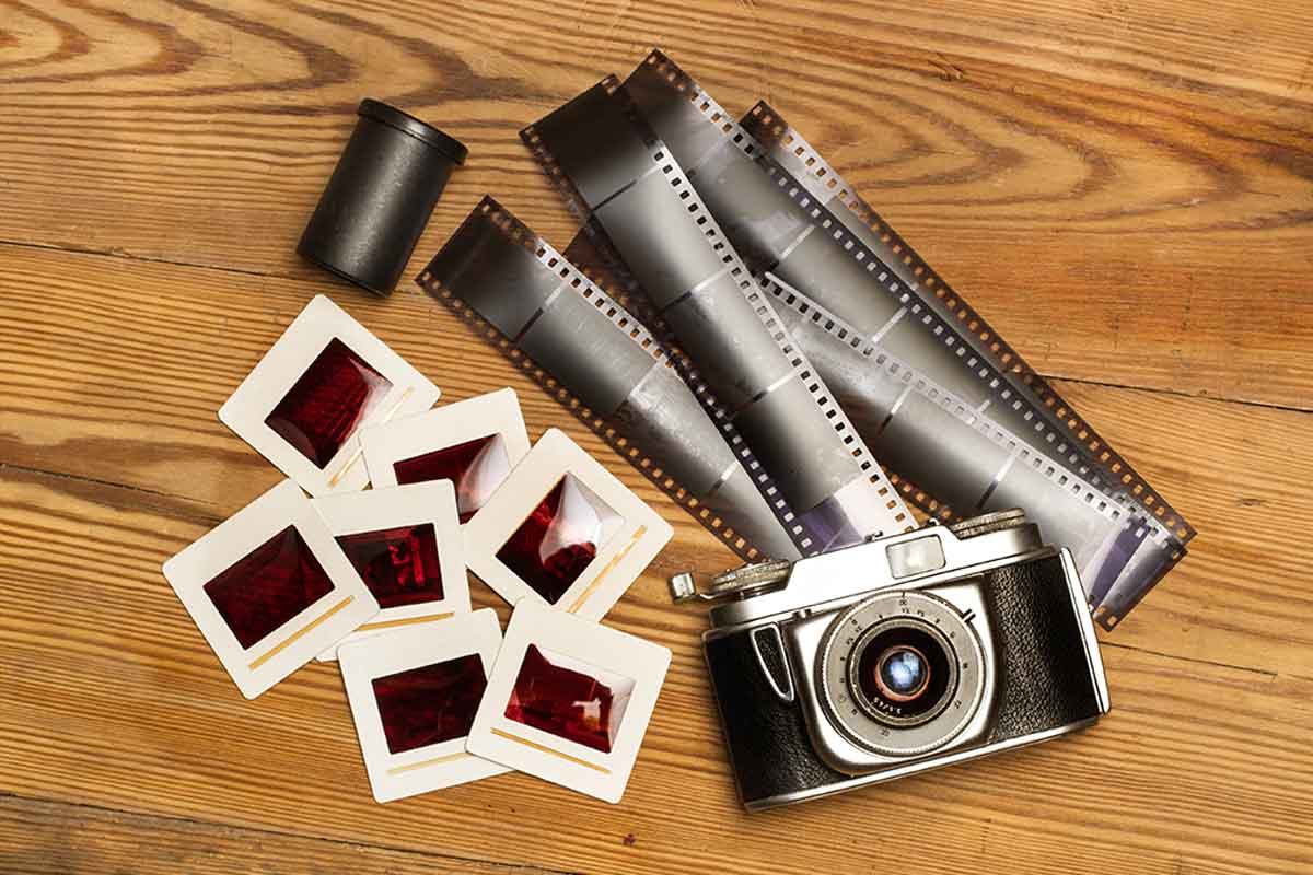 Lampade con negativi fotografici.