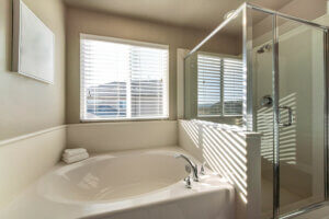 Gana más luz en tu baño con una mampara de ducha