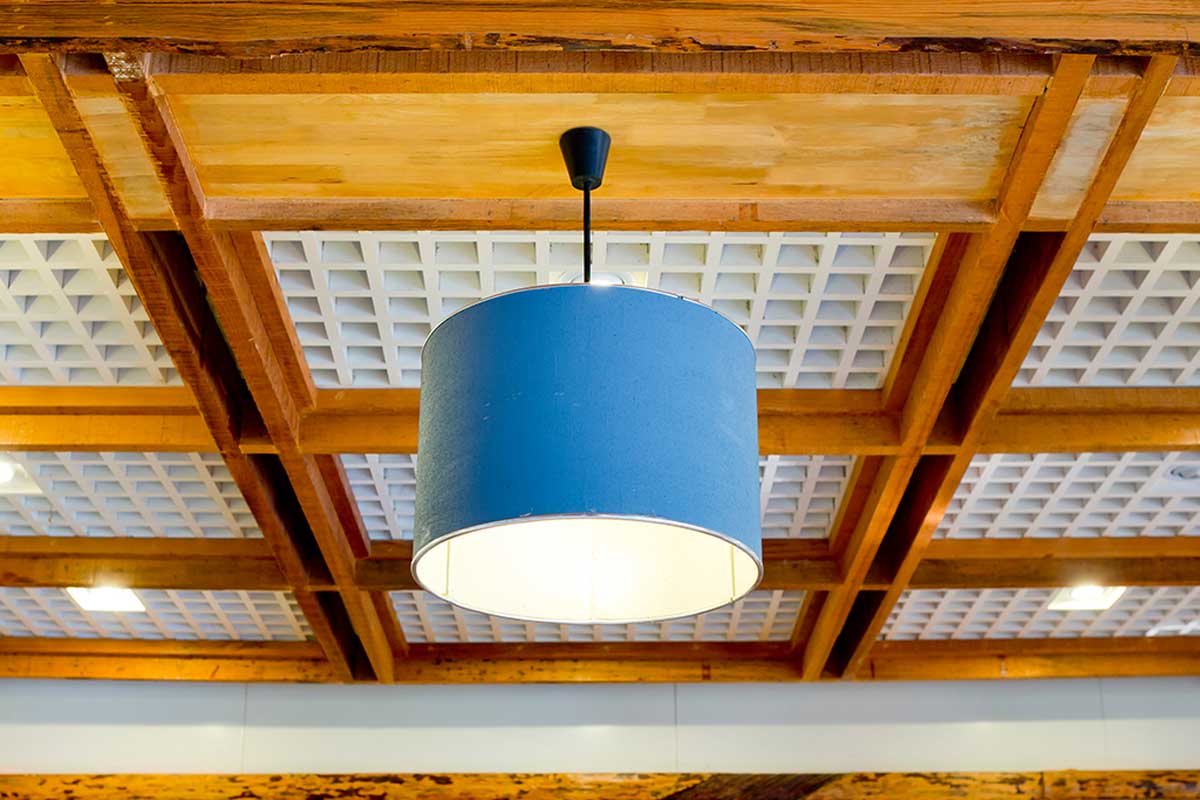 Lighting trends for the living room include the use of striking lamps.