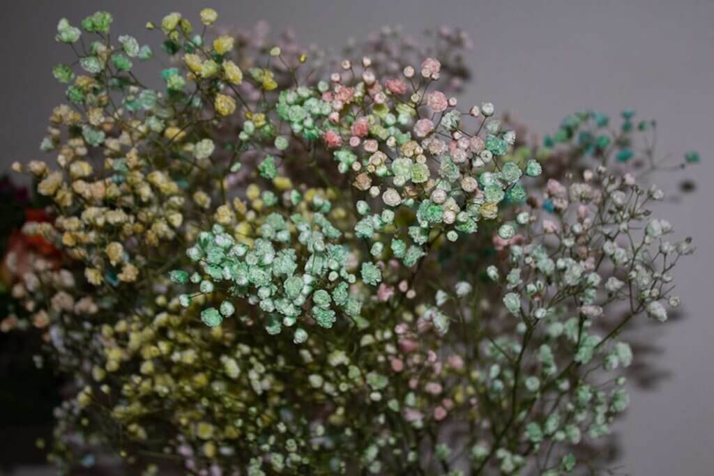 One of the floral bouquets that you can give to mom can be made up of a colored wedding veil.