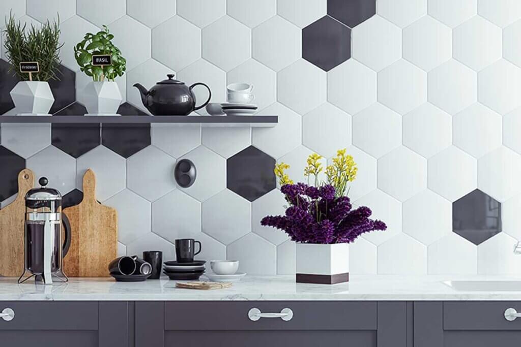 Para cambiar los azulejos sin obra puedes colocar unos nuevos encima.