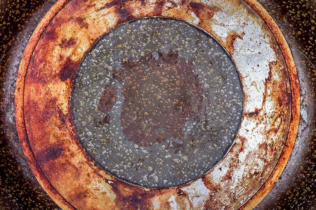 Om aangebrande pannen schoon te maken heb je weinig ingrediënten nodig.