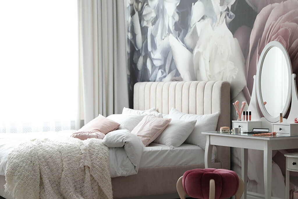 Het is een goed idee om een slaapkamer van een jong stel te decoreren met botanisch behang.