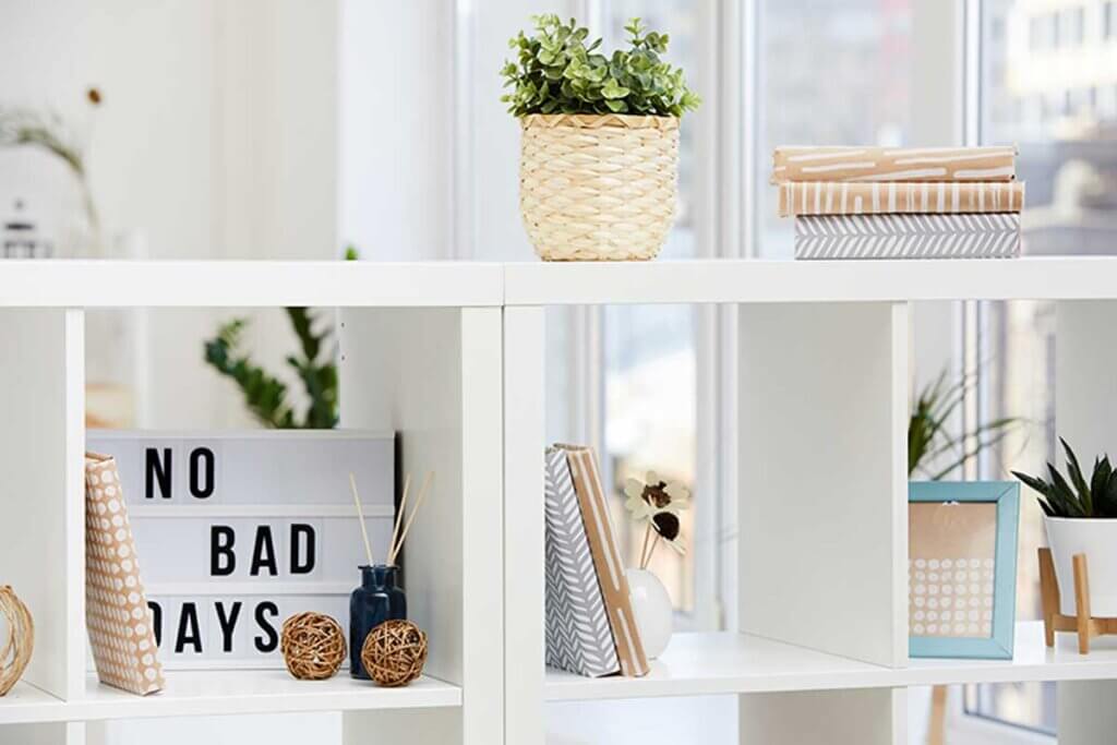 Usa la tua libreria aperta per separare gli spazi.