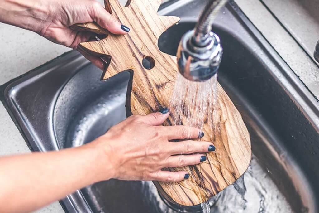 Met gemakkelijk toegankelijke producten kun je het houten keukengerei in je keuken ontsmetten.