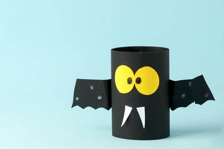 One of the DIY ideas to decorate for Halloween is to make some bats to fill them with candy.