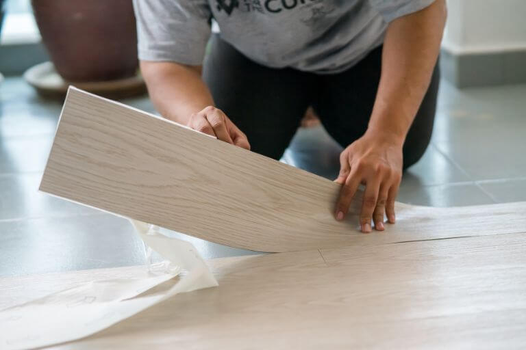 Una de las desventajas del suelo vinílico es que puede dañarse si tu cocina recibe los rayos del sol de forma directa y constante.