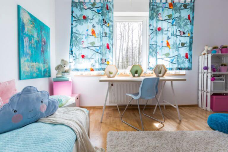 De studieruimte moet zich in de buurt van het raam in de kinderkamer bevinden.