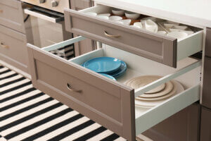 Cosas que no debes guardar en los muebles de la cocina