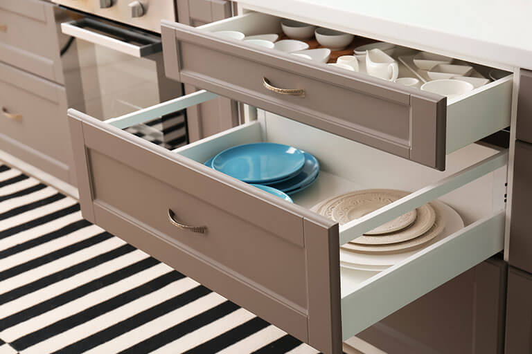 Cosas que no debes guardar en los muebles de la cocina