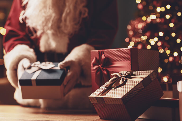 Ideas divertidas para entregar los regalos de Navidad