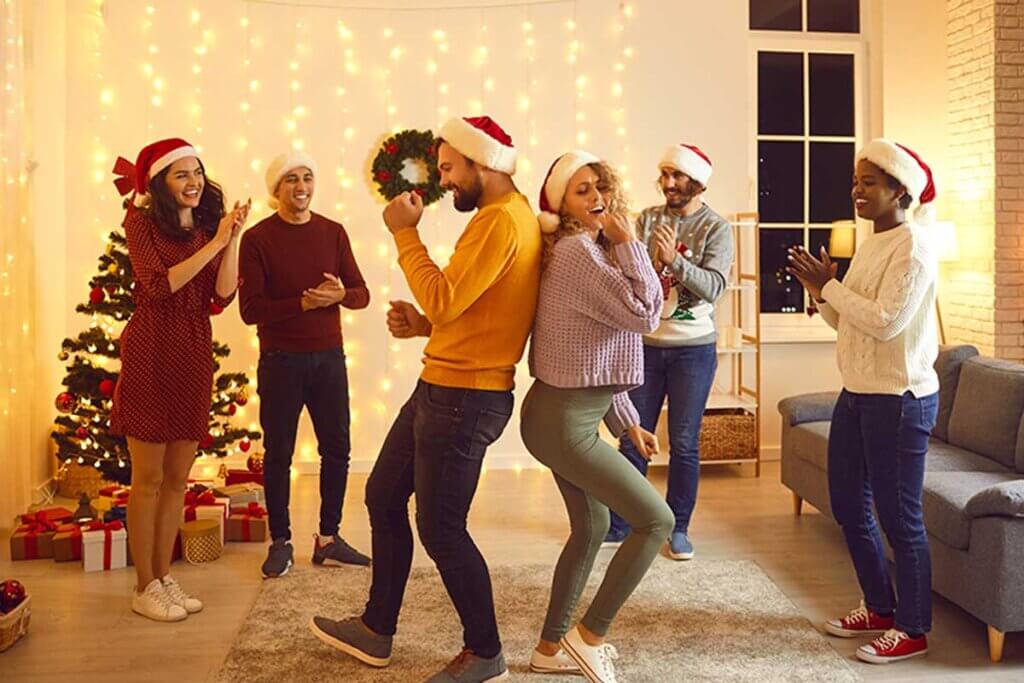 Entregar los regalos de Navidad será un grato recuerdo, haz que los invitados adivinen el destinatario del obsequio.