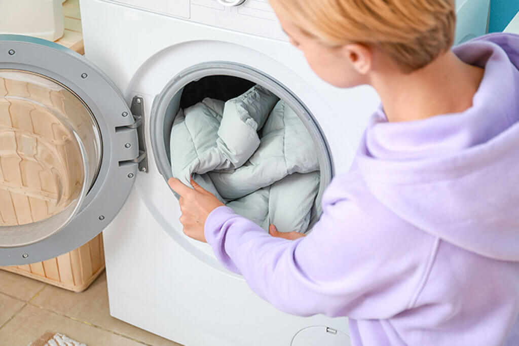 Before you start washing your down coat, close the zippers and pockets.