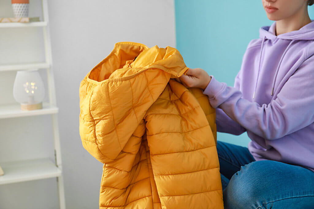 With the trick of the balls you will be able to wash your down coat at home. In addition, you will have a much more puffy garment.