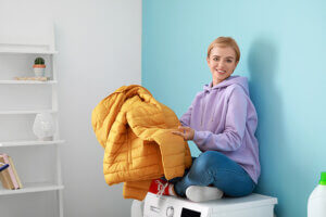 Lava tu abrigo de plumas con el truco de la pelota