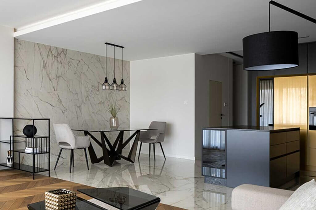 Tra le tendenze decorative per la cucina che si impongono nel 2023 troviamo quelle aperte al soggiorno.