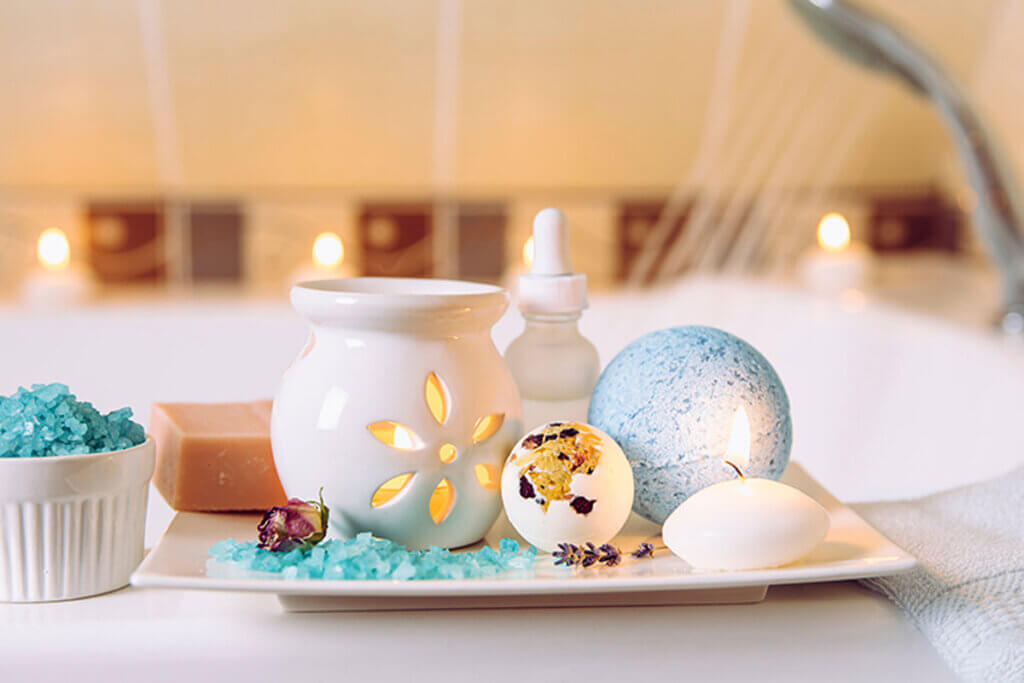 Voeg geurzepen en geurkaarsen toe zodat je badkamer altijd lekker ruikt.