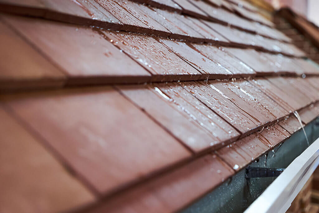 Om lekkages in huis te elimineren, moet je eerst vaststellen welk type ze zijn.