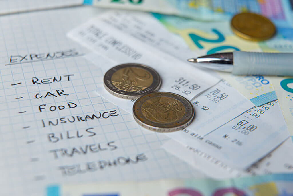 Om succesvol te kunnen sparen, is het een goed idee om uw uitgaven op te sommen en onnodige uitgaven weg te laten.