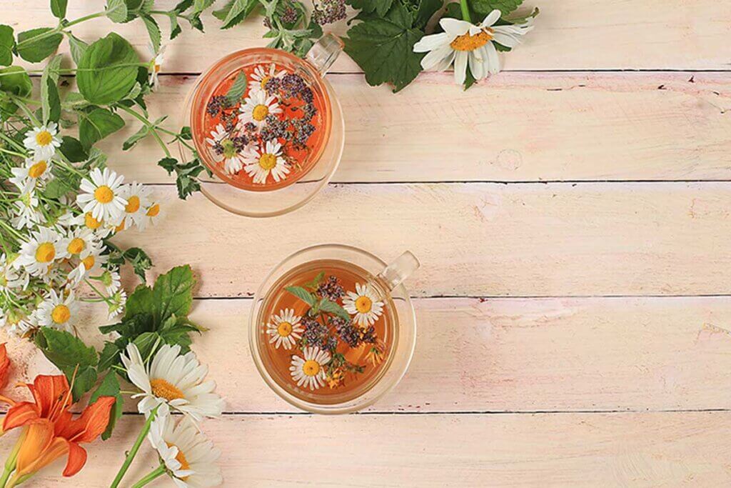 La camomilla è una delle piante medicinali utilizzate per alleviare i dolori mestruali e di stomaco.