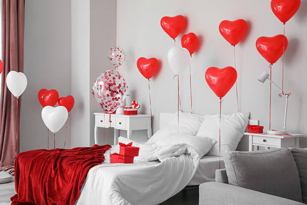 Sorprende a tu pareja con una decoración romántica, con rosas, velas y un rico aroma.