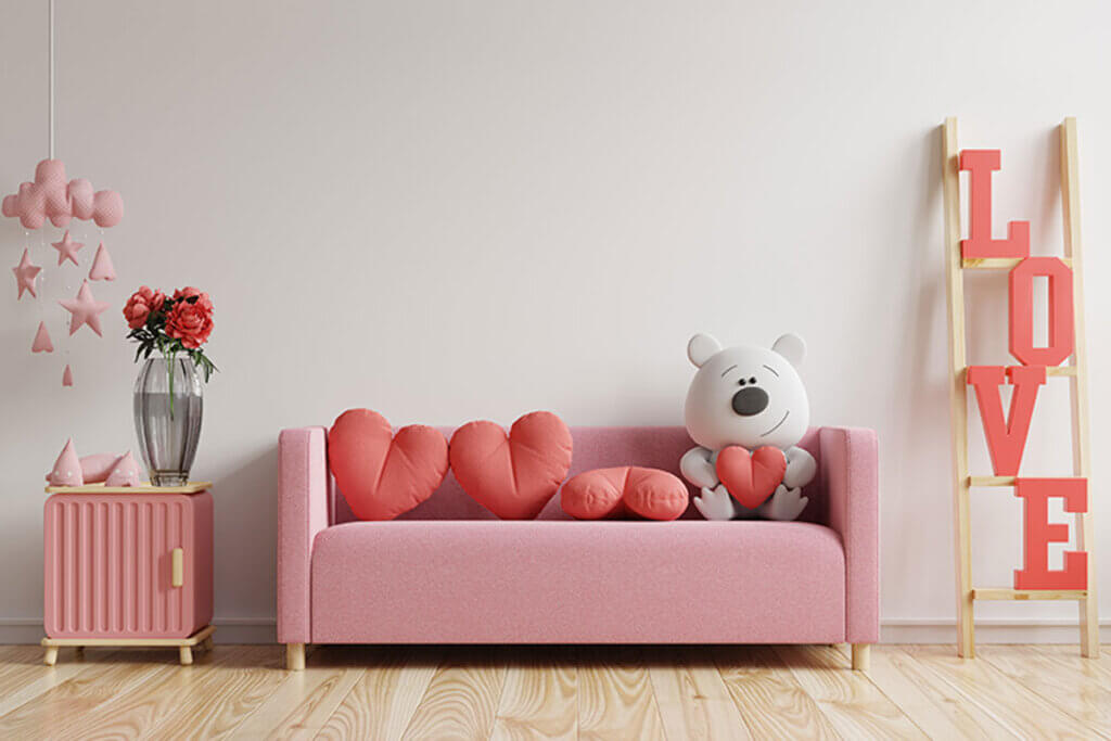 Añade a la decoración de San Valentín de tu salón un oso o un letro de amor.