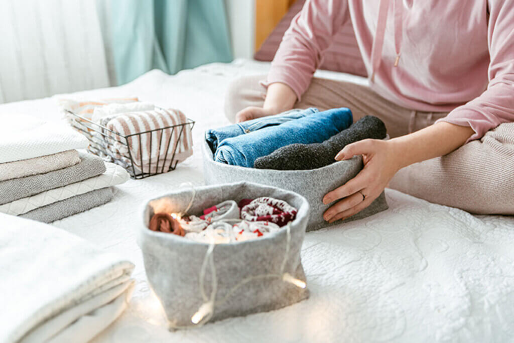 Om de ondergoedlade goed schoon te maken, is het noodzakelijk om alle kleding eruit te halen en te ordenen.