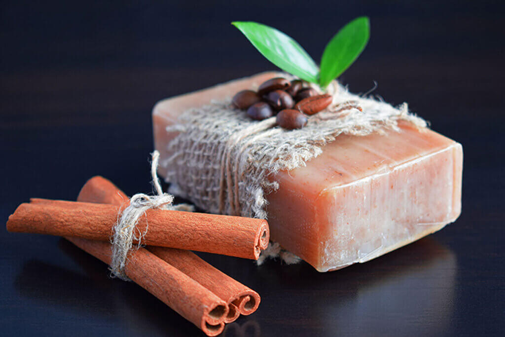 Puedes limpiar las malas energías usando canela en la bañera.