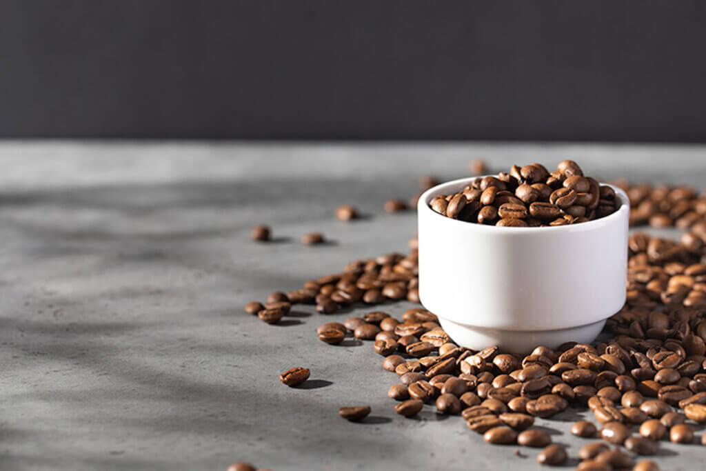 With the coffee you will manage to set the environment, leaving aside the smell of cigarettes.