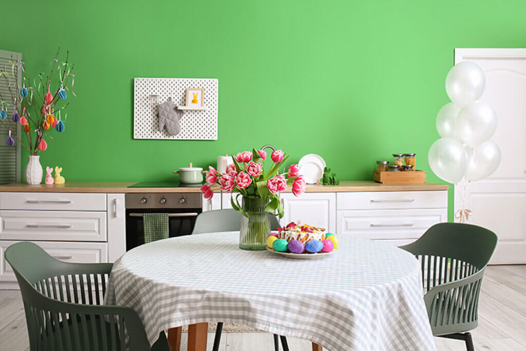 Een van de meest gemaakte decoratieve fouten in de eetkamer is het overladen met elementen.