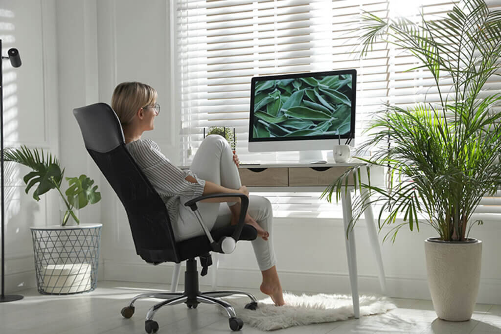 Los espacios bajo la ventana son ideales para instalar una zona de trabajo o estudio.