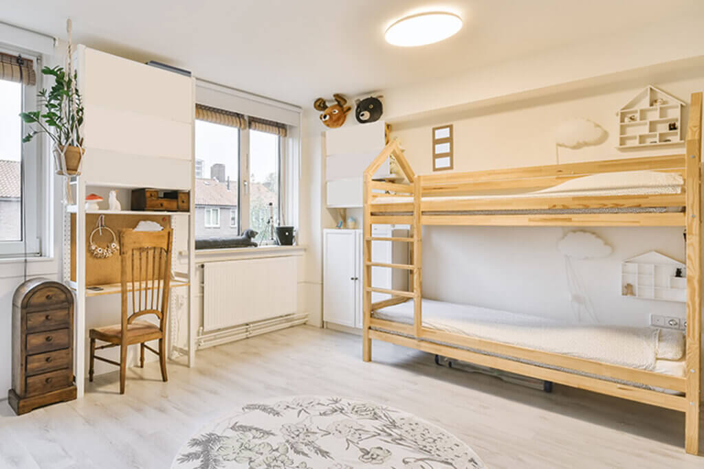 I bambini possono dormire nei letti a castello per bambini dall'età di cinque anni.